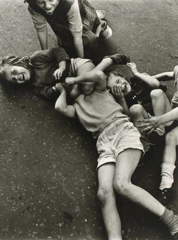 Roger Mayne ตำนานช่างภาพสารคดียุคหลังสงครามชื่อดัง กับผลงานที่สะท้อนสังคมยุค 50-60 ในลอนดอน